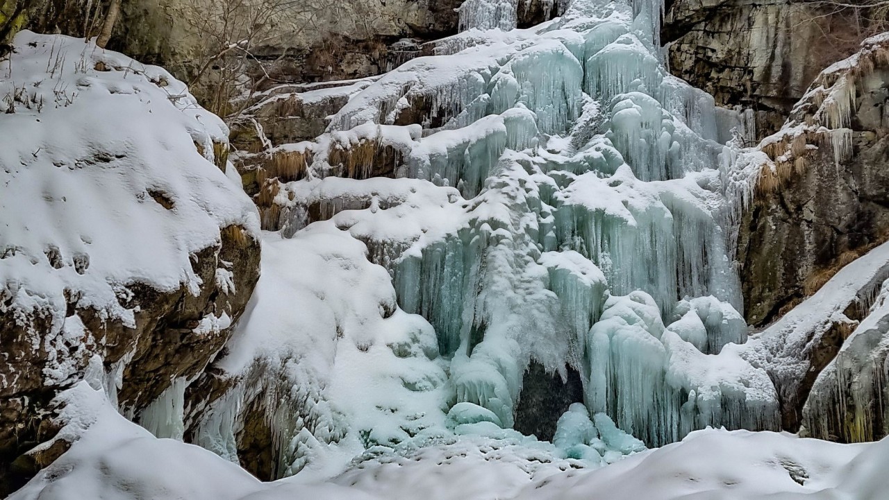 Cascada Valea Mării, transformată într-o cortină de gheaţă.